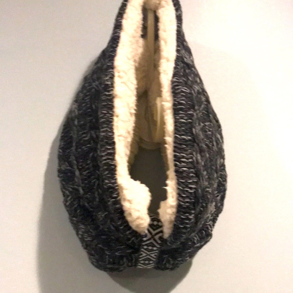 NWT BearPaw Sherpa Lined Neck Scarf One Size